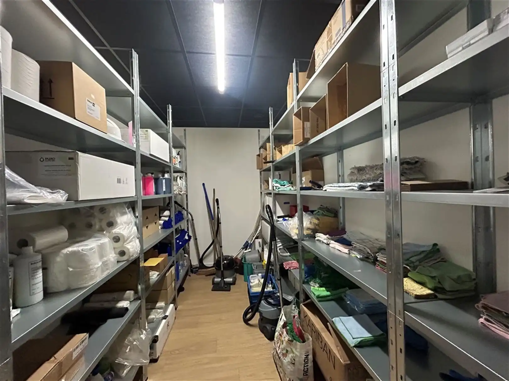 Hedendaags kantoorgebouw met magazijn foto 11