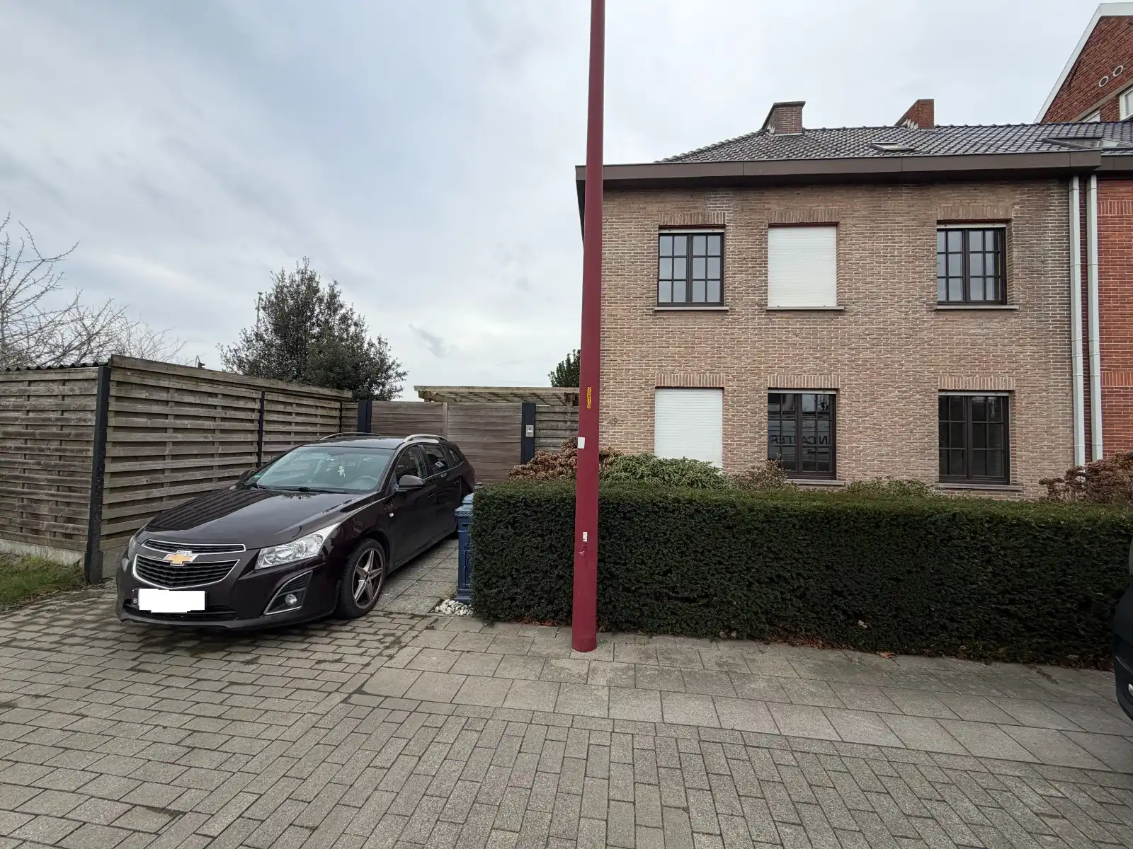 Ruime halfopen woning met 3 slaapkamers, garage en zonnige tuin in het centrum van Deinze foto {{pictureIndex}}