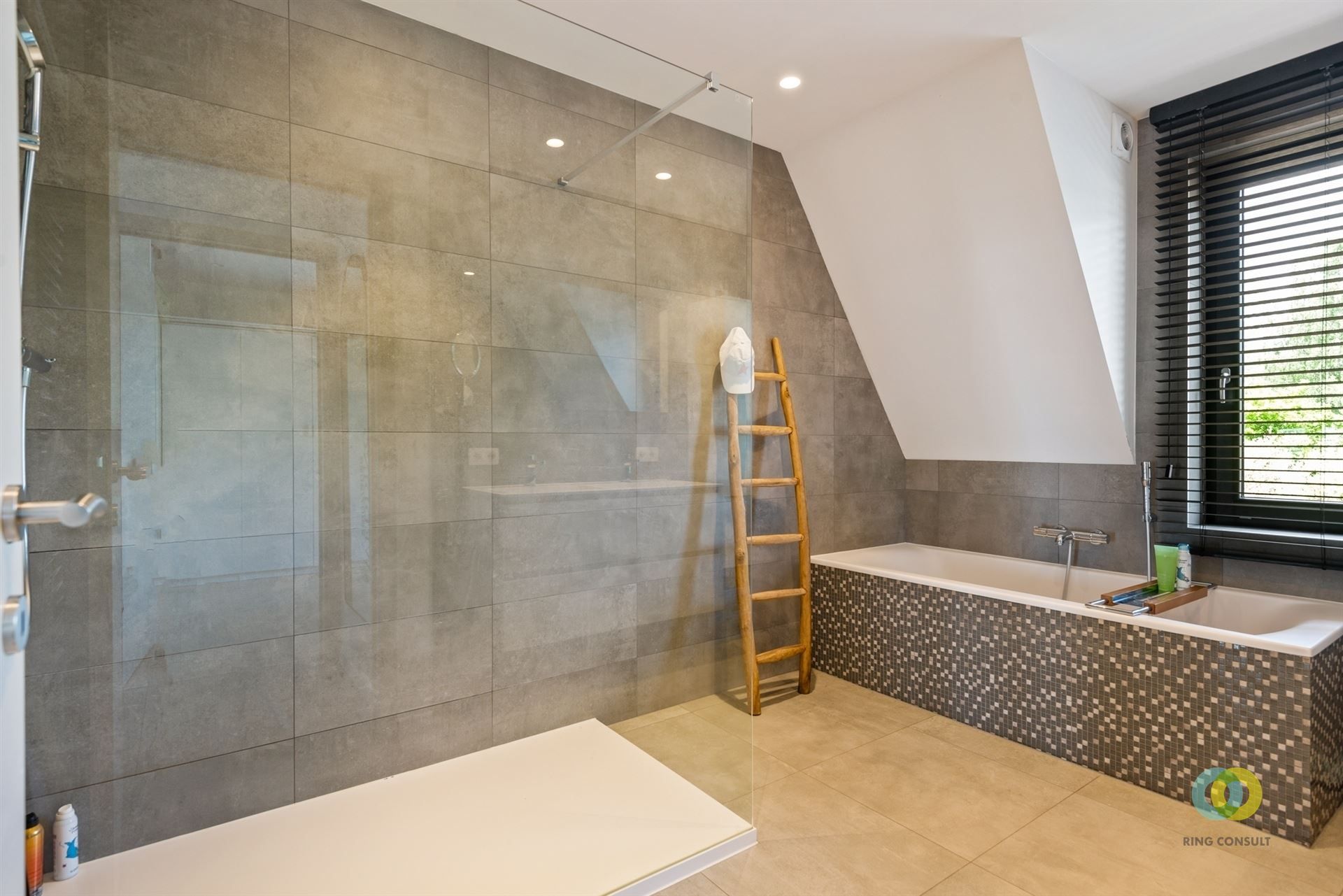 Gerenoveerde 3-gevel woning  foto 13