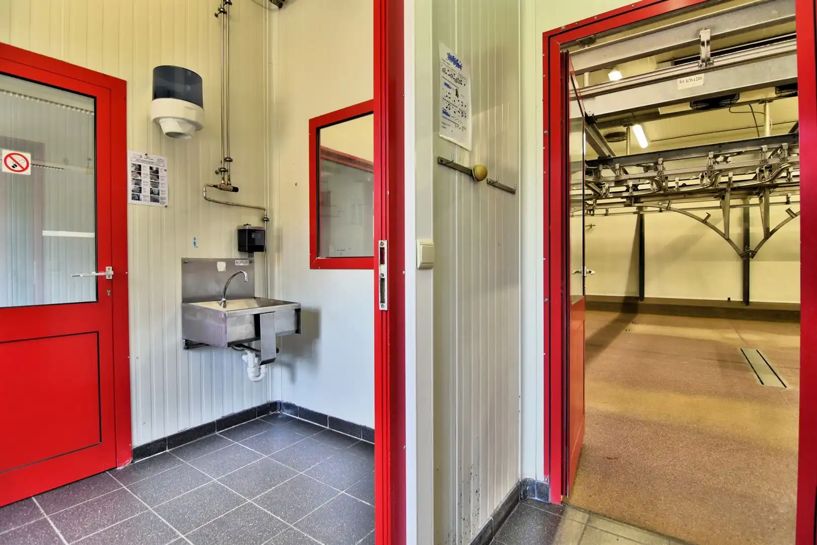 Veelzijdig industrieel pand van met laadkades, koel- en vriesruimtes foto 20