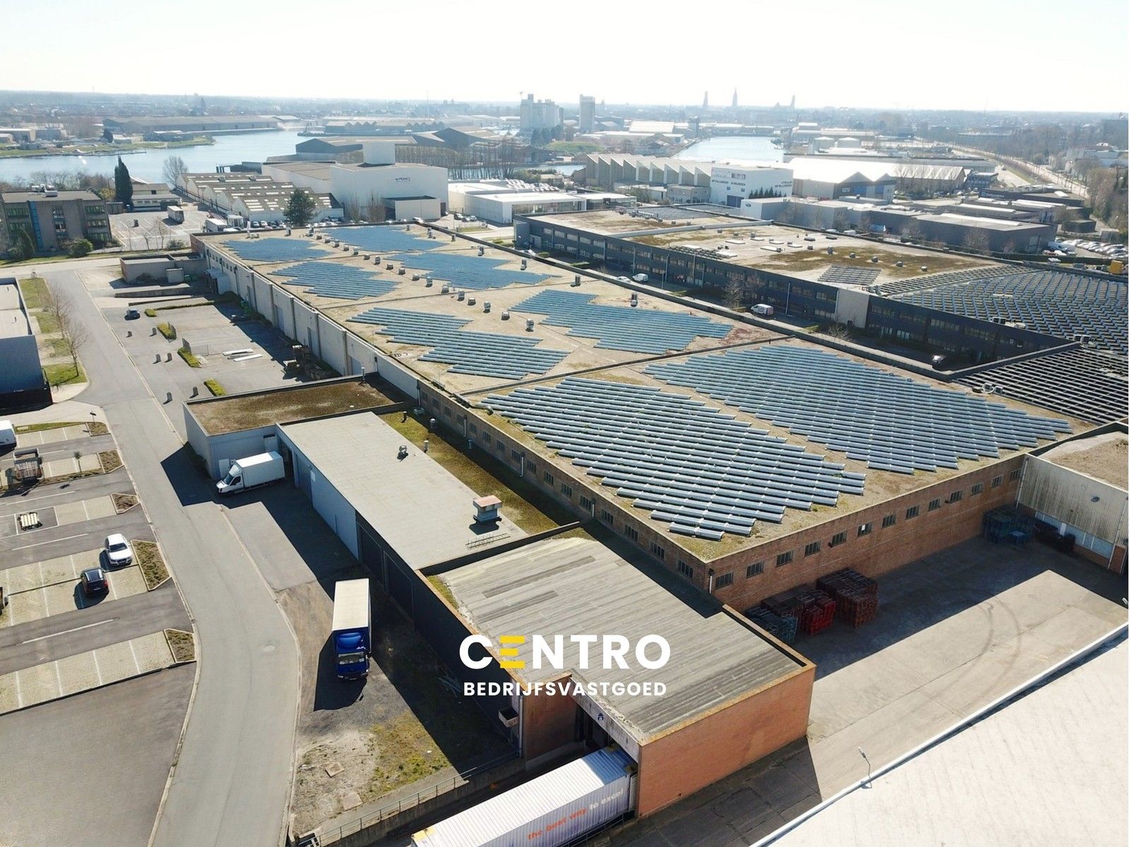 Opslagruimte (2.370,5m²) met 2 laadkaden en sectionaalpoort op industriezone "Herdersbrug" te Brugge. Vlakbij haven van Zeebrugge! foto {{pictureIndex}}