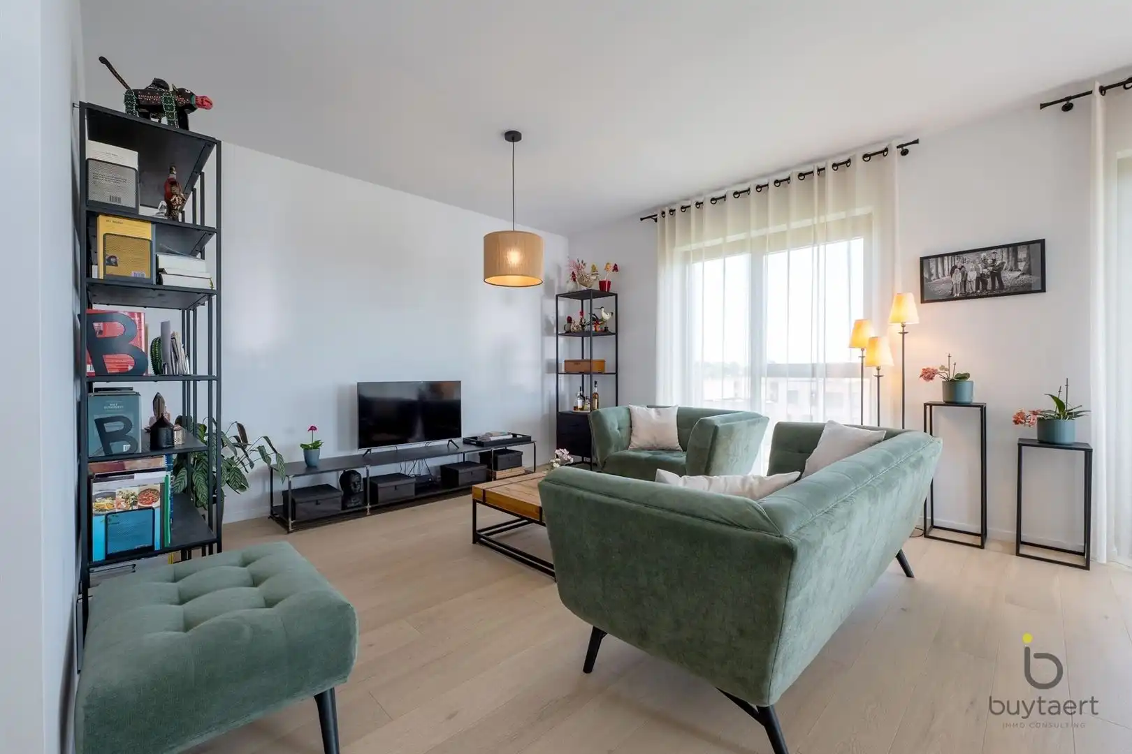 WONEN IN STIJL: een knap 2-slaapkamer appartement op de 3de verdieping met terras te Deurne-Zuid! foto 4