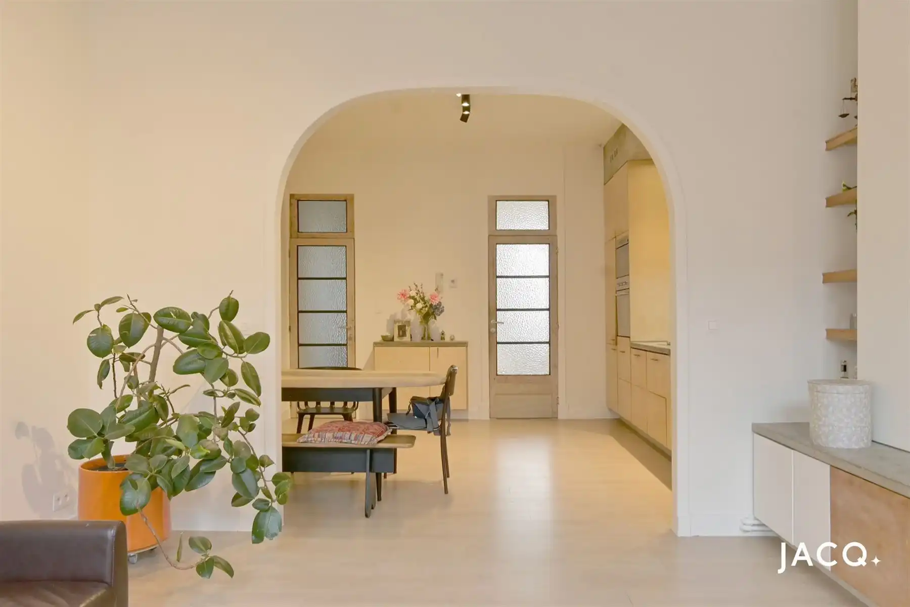 Modern gerenoveerd appartement met een authentieke toets foto 3