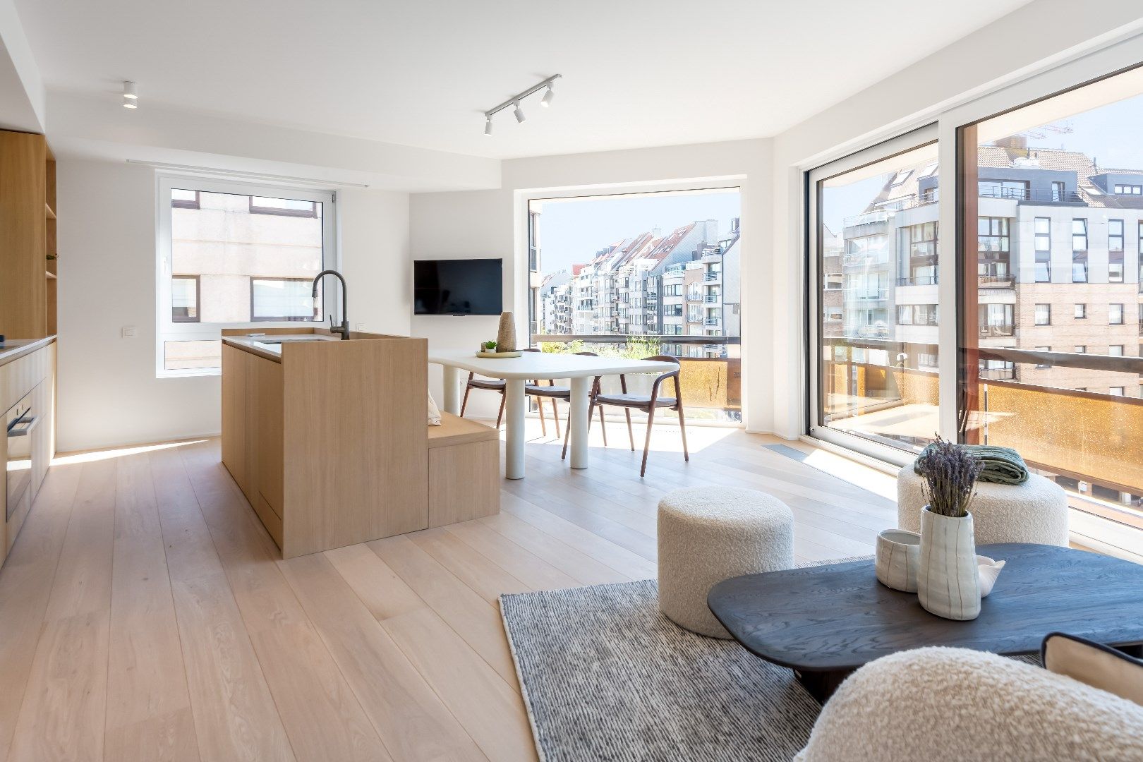 Lichtrijk hoekappartement gelegen op de Lippenslaan/Zoutelaan met 3 slaapkamers foto {{pictureIndex}}
