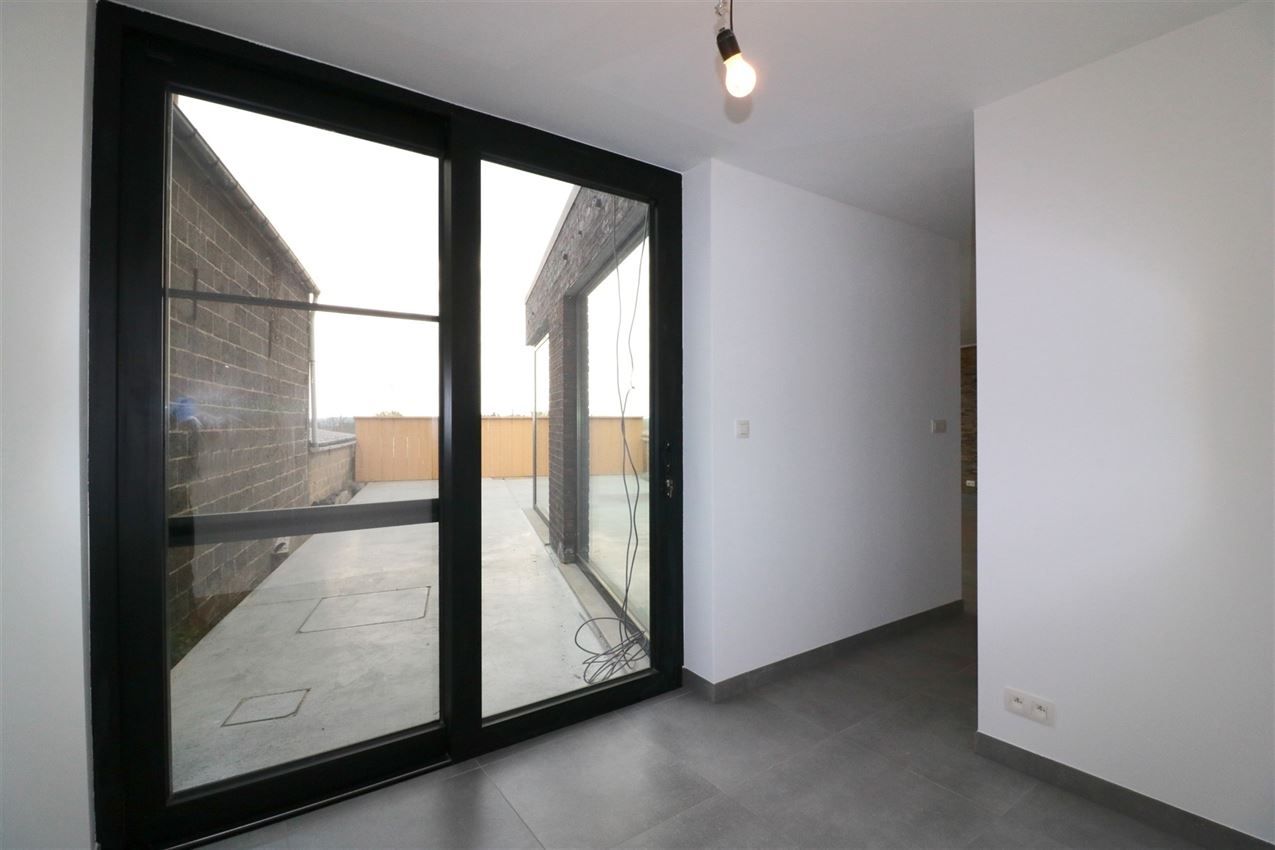 Architecturaal plaatje met 4 slpk., garage en riant terras foto 18