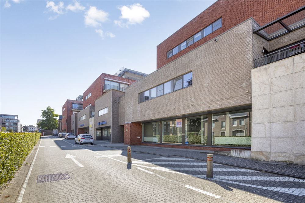 Ruime kantoor- of winkelruimte met opslagmogelijkheden foto 10