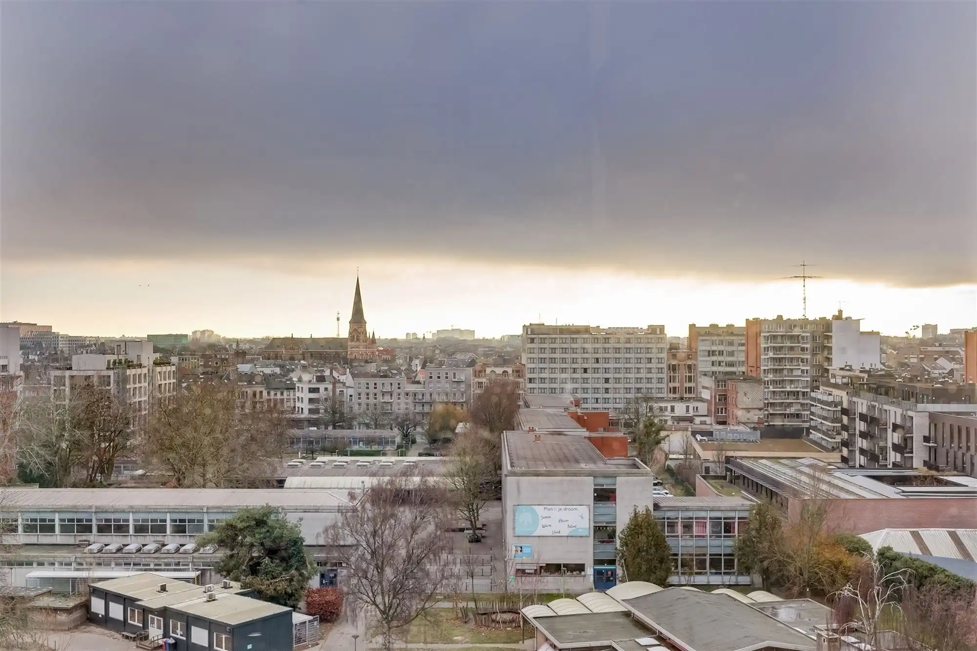 Appartement met 2 slaapkamers en terras. Parking mogelijk. foto 4