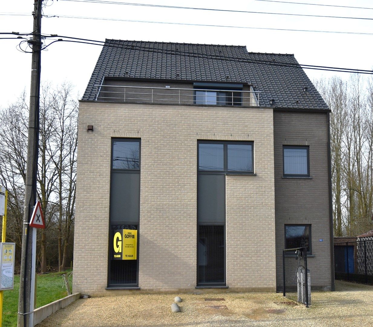 Zeer ruim gelijkvloers appartement met 3 slaapkamers, garage terras & tuintje, nabij centrum van Bilzen foto {{pictureIndex}}