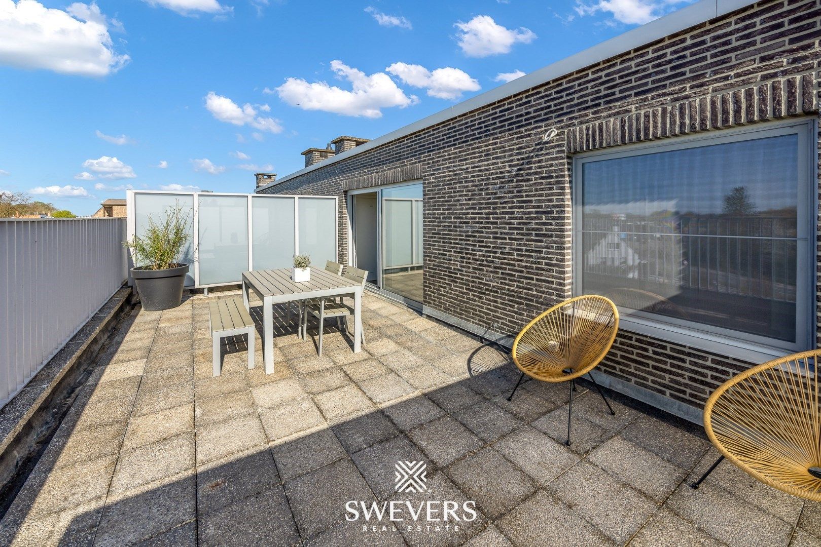 Totaal gerenoveerd trendy 1slpk appartement met riant dakterras te Hasselt foto {{pictureIndex}}