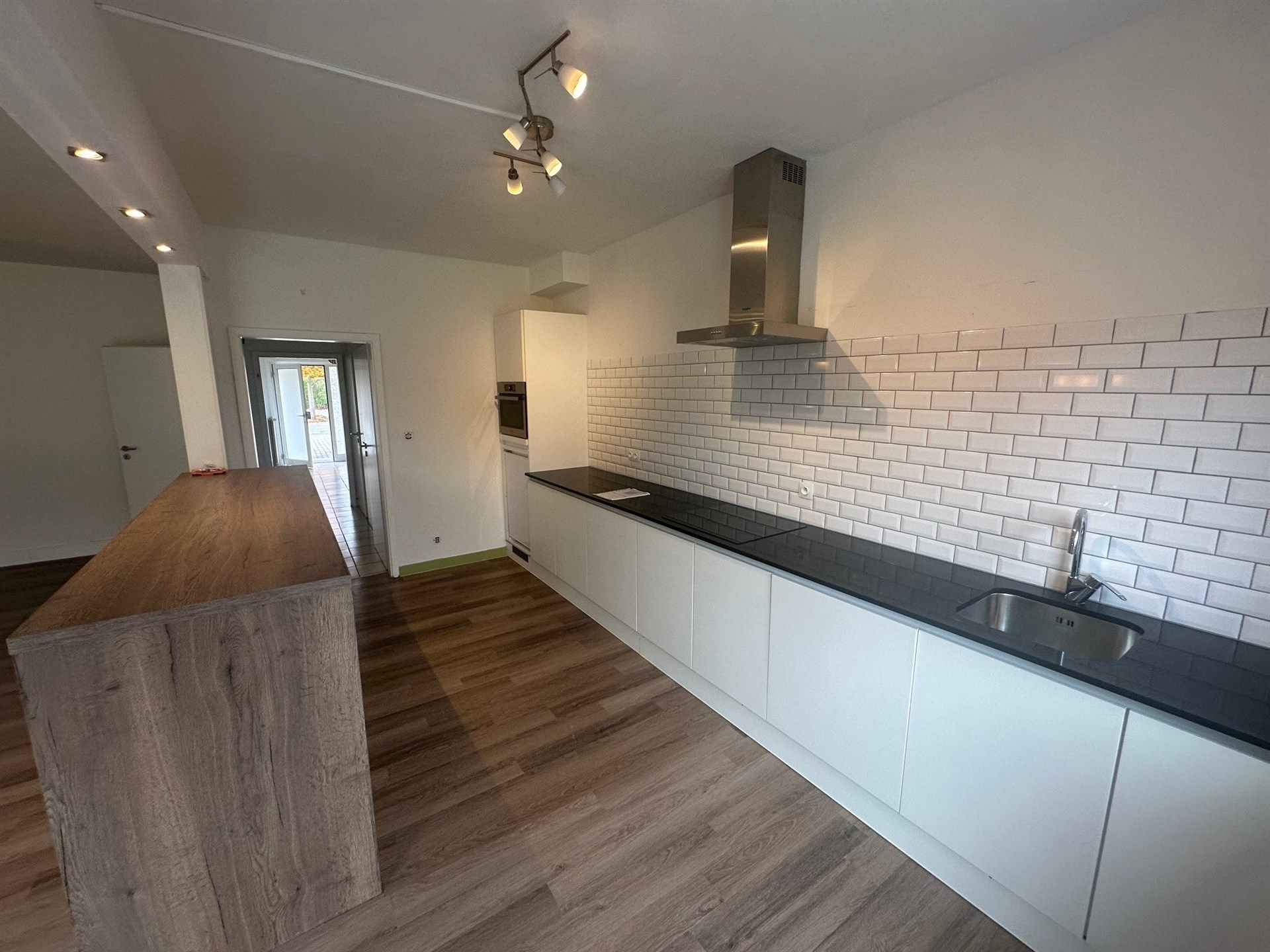 Ruime woning met 3 slaapkamers, garage en tuin foto 4