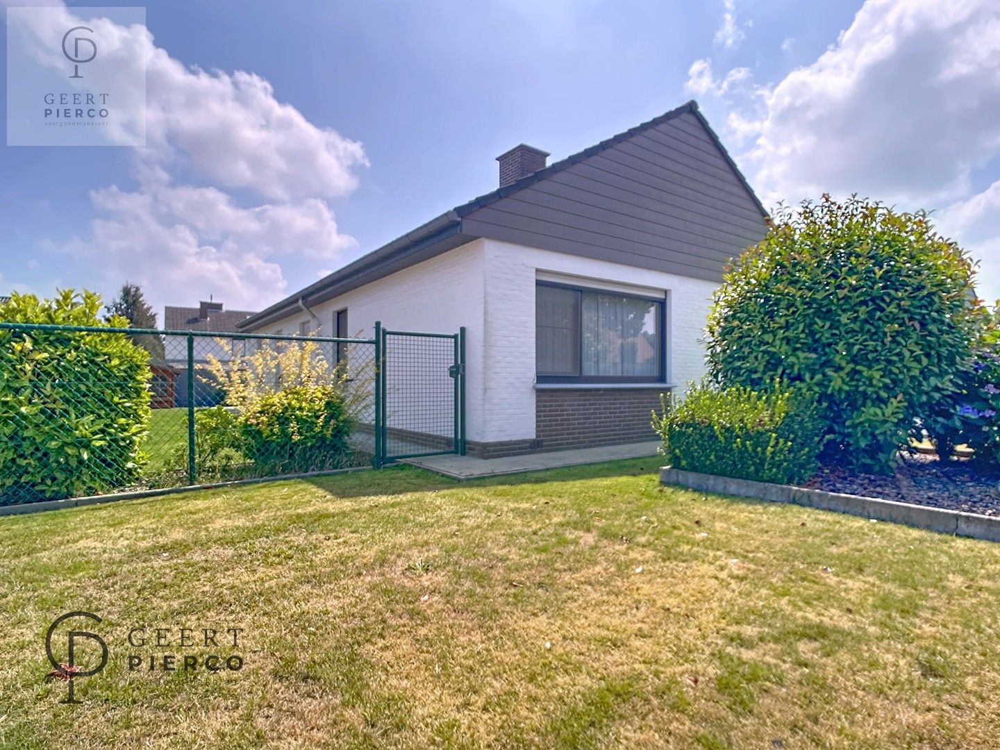 Deze ruime bungalow met vier slaapkamer, garage en tuin is gelegen aan de stadsrand van Landen. foto 2