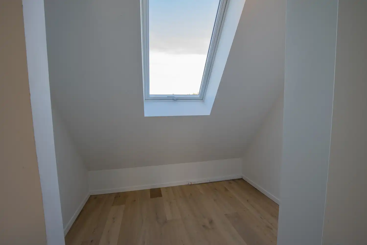 Energiezuinig dakappartement met 1 slaapkamer, aparte dressing/bureau, terras en ondergrondse staanplaats in Residentie Luster foto 17