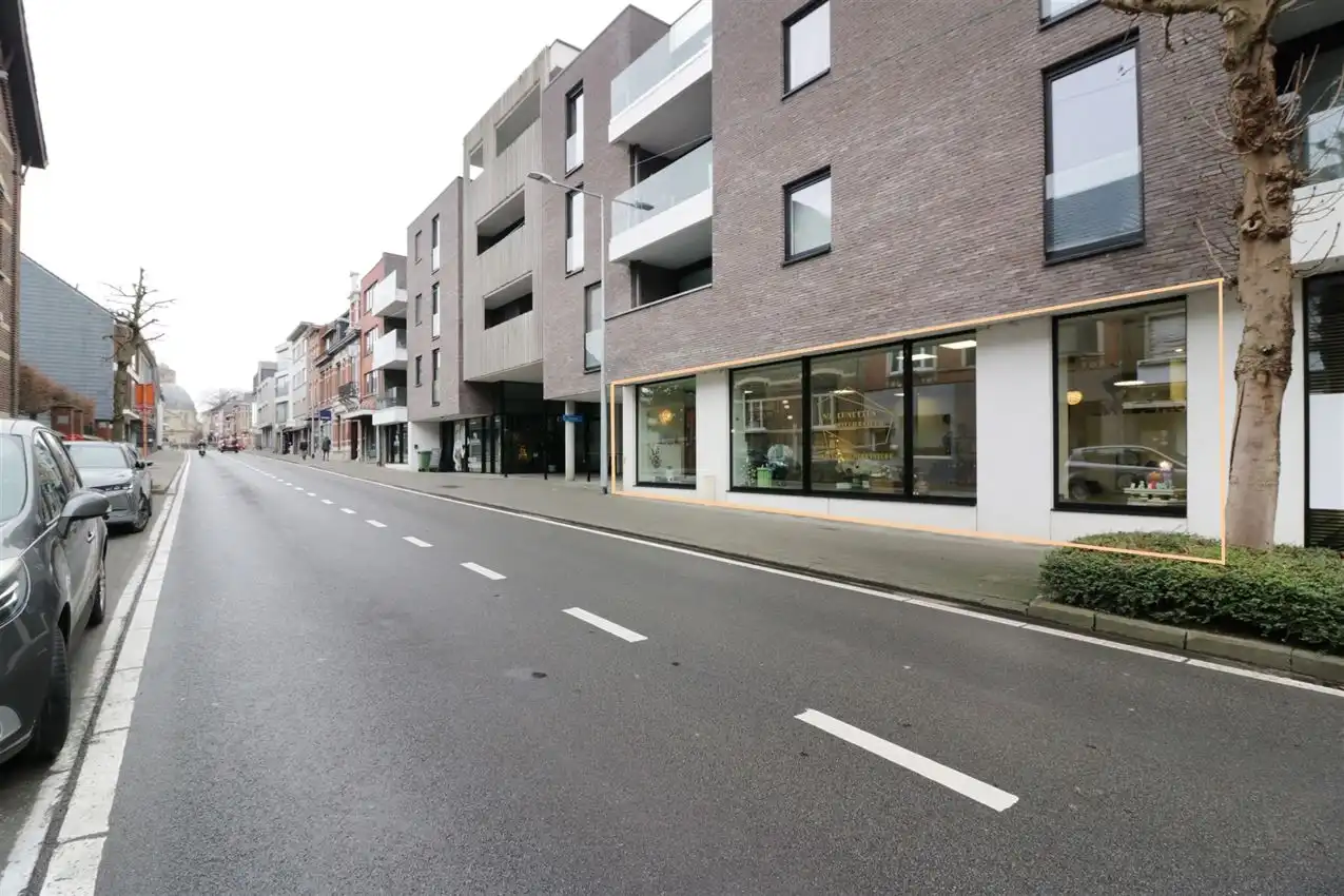 handelszaak met grote zichtbaarheid te midden van centrum foto {{pictureIndex}}