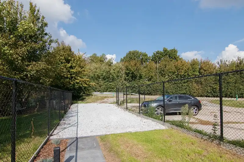 Geslaagde totaalrenovatie met 4 slaapkamers, 2 badkamers, zonnig terras, omheinde tuin en toegang achteraan foto 24