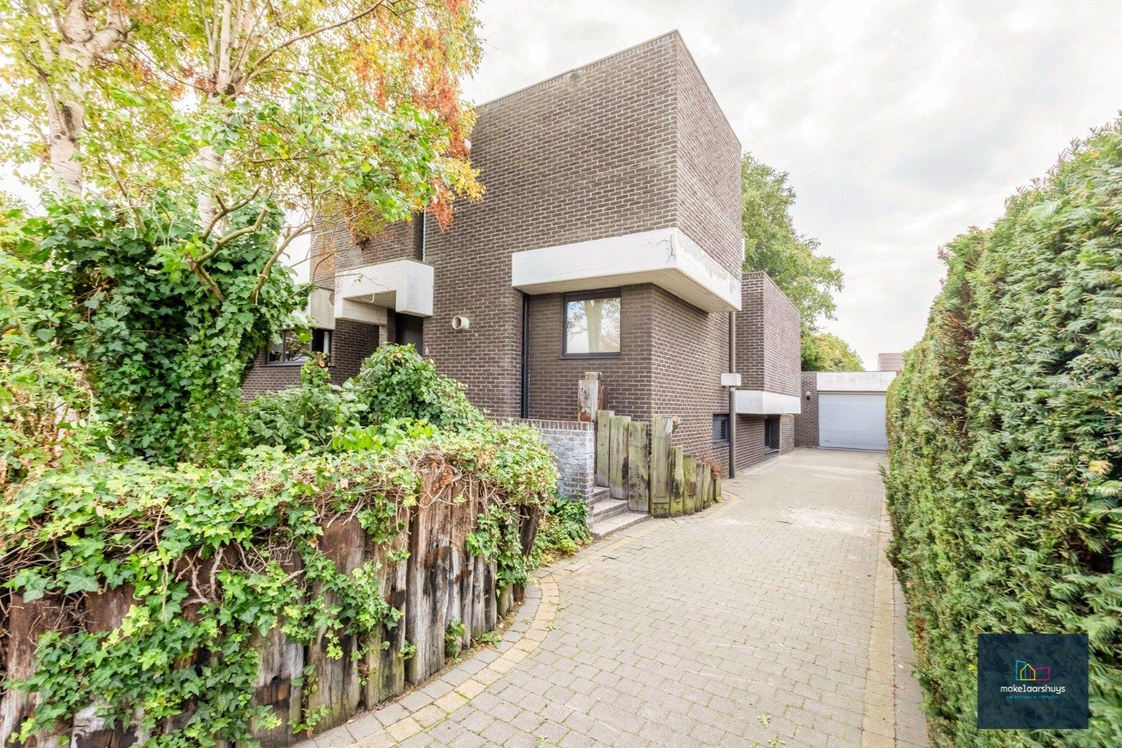 Architecturale woning op een rustige ligging foto 2