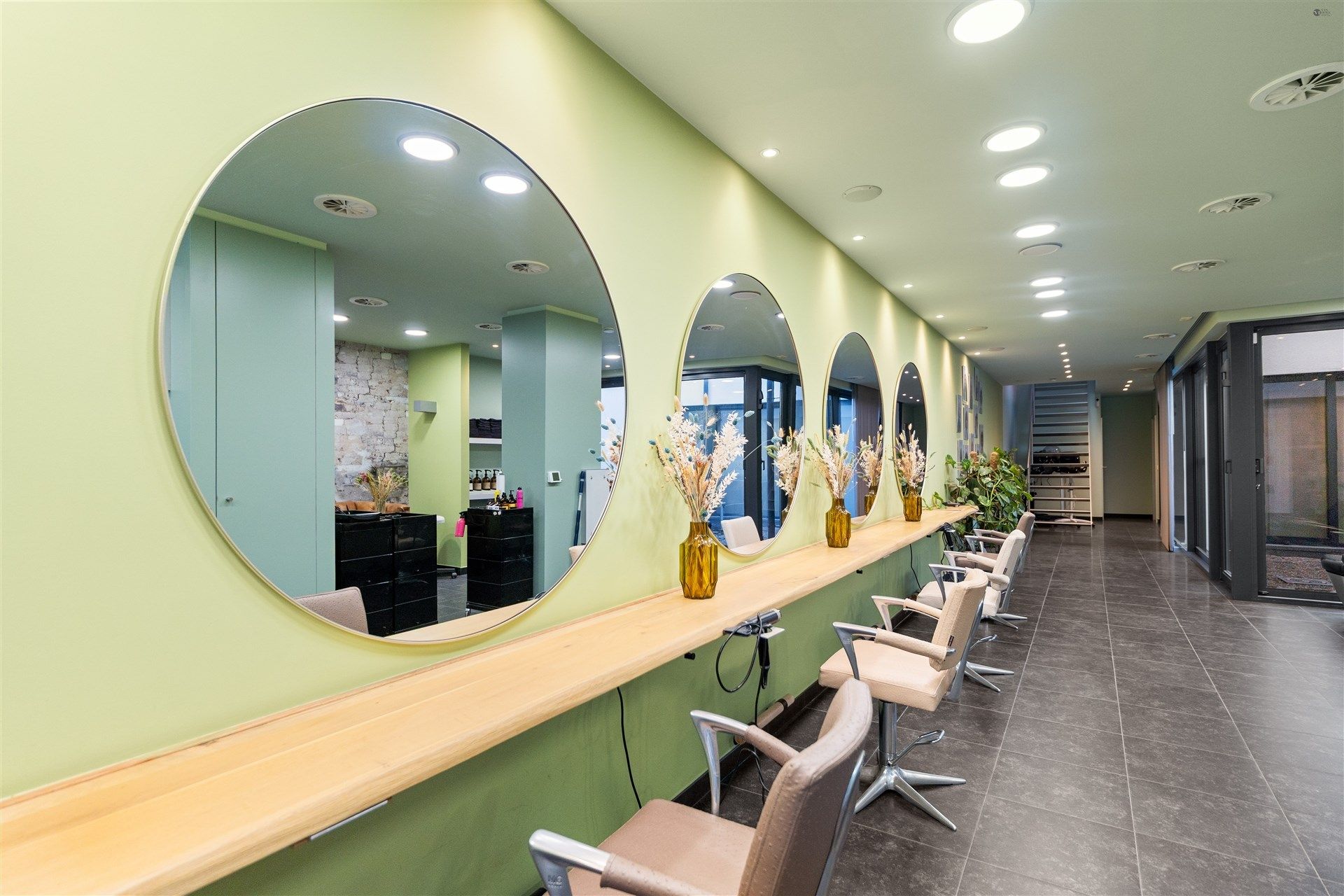 centraal gelegen winkel van 130m² foto 6