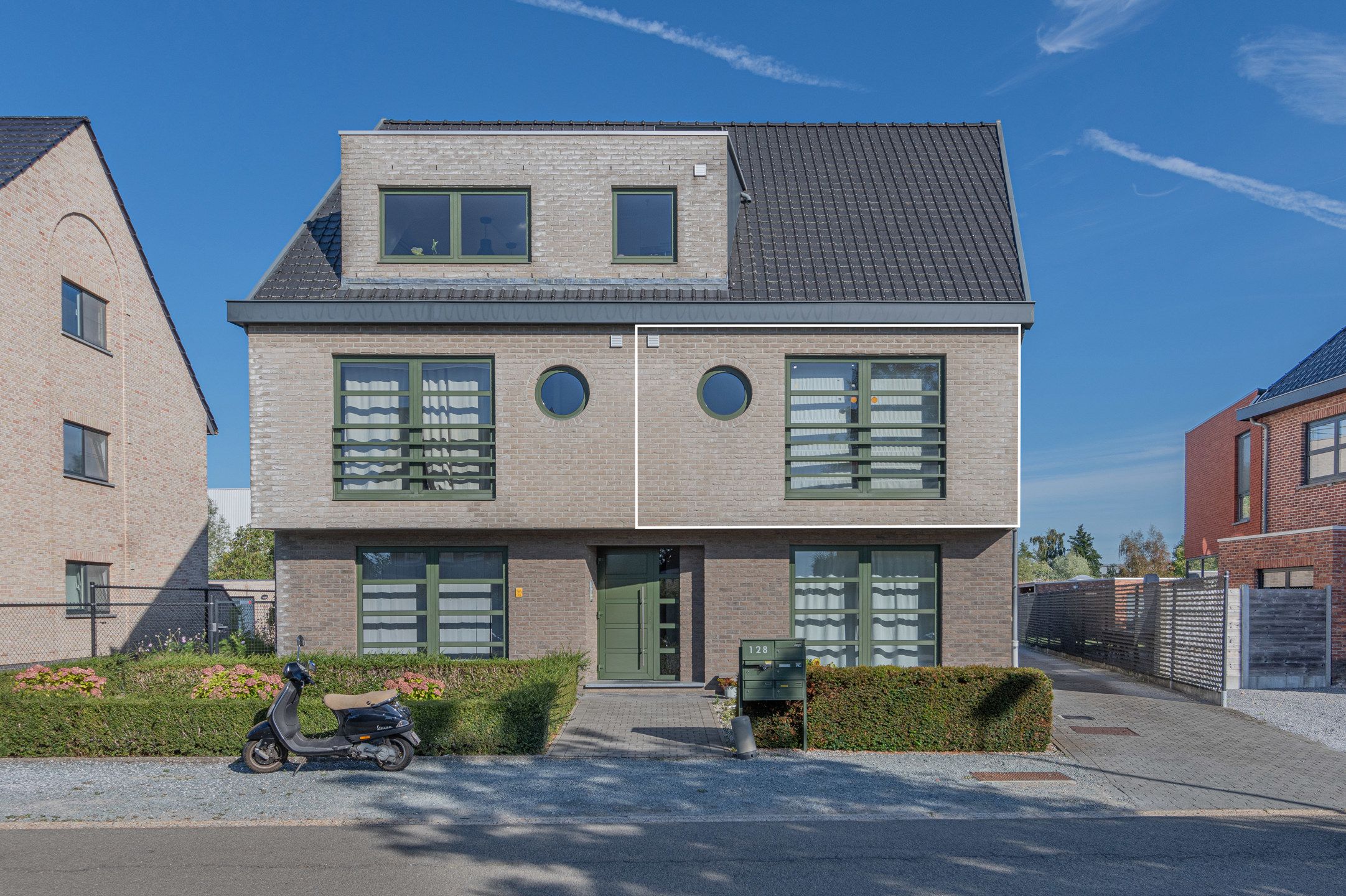 Leuk gelegen 2slpk appartement met terras en garage foto {{pictureIndex}}