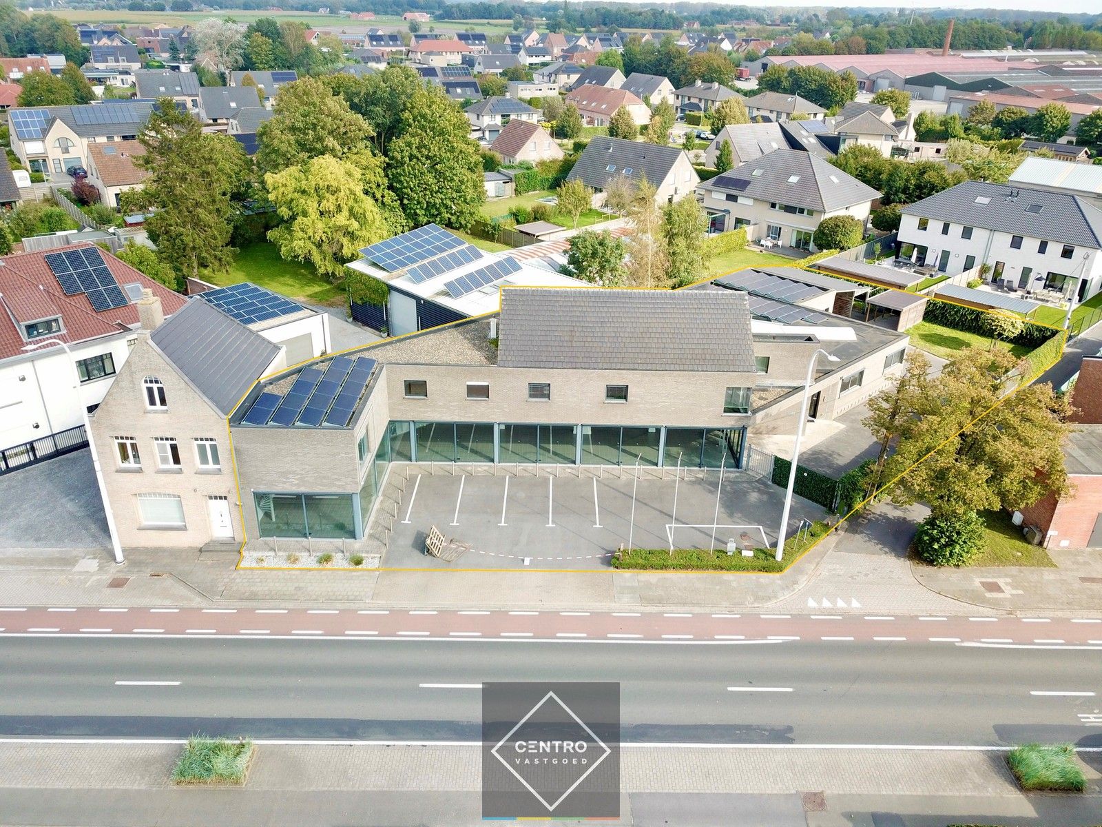 Instapklaar & quasi energieneutraal HANDELSPAND bestaande uit HANDELSRUIMTE (330m²), WERKPLAATS, dubbele GARAGE met binnenkoer en APPARTEMENT (4 slpkms). Inclusief 7 private parkeerplaatsen voor de deur! foto {{pictureIndex}}