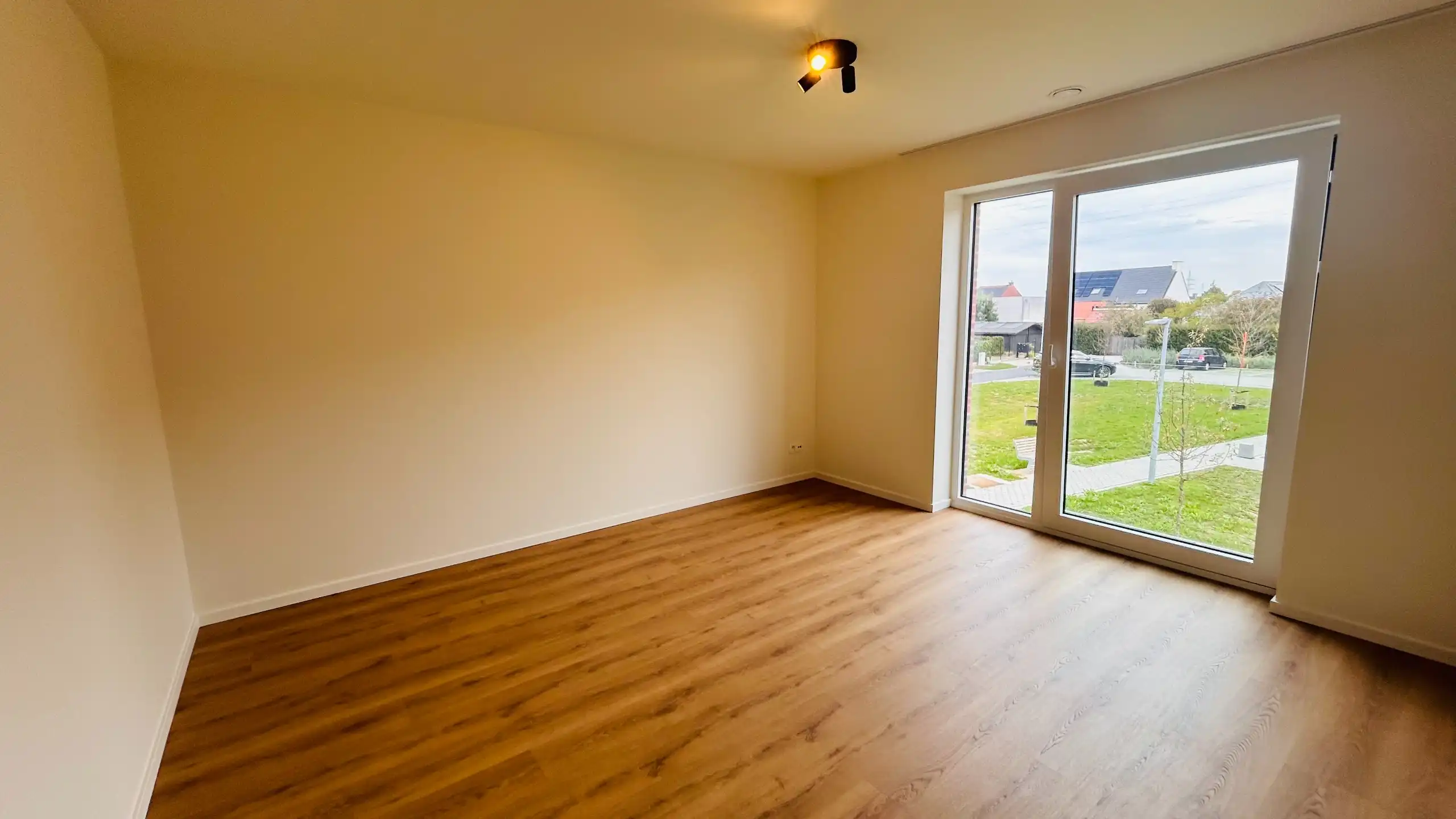 Ruime nieuwbouwwoning met 3 slaapkamers en eigen parkeerplaats in groene woonwijk De Weverie foto 15