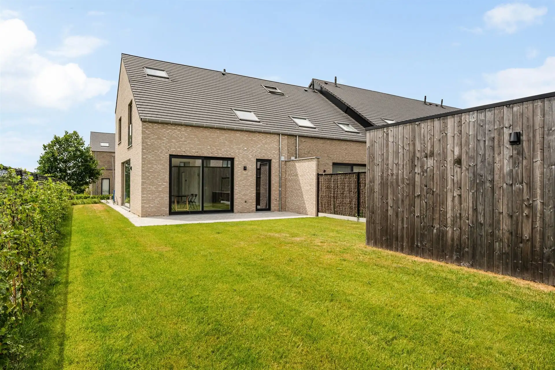 Topgelegen grote woning met 4 slk, omheinde tuin en garage. foto 4