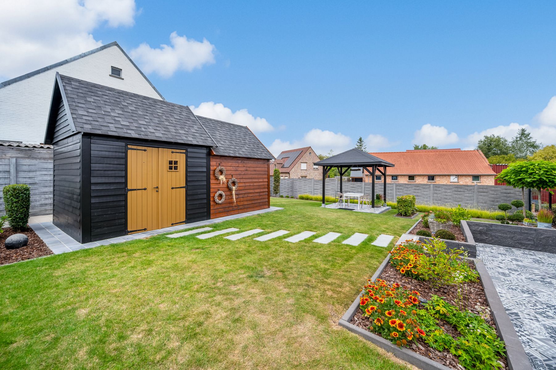 Recente (2020) open bebouwing met tuin en 3 slaapkamers foto 3