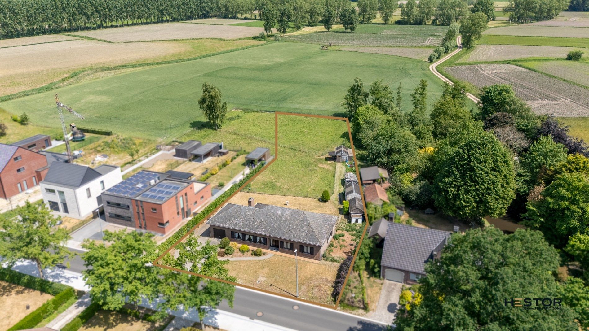 Hoofdfoto van de publicatie: Bungalow op prachtig perceel van 2.190 m²