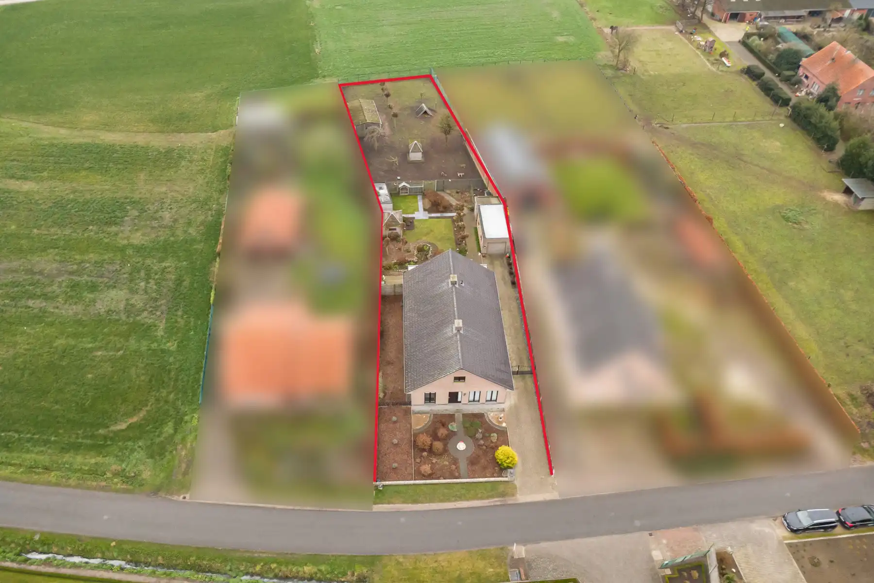 Gedeeltelijk gerenoveerde laagbouwwoning op perceel van ca. 1.516m². foto 2