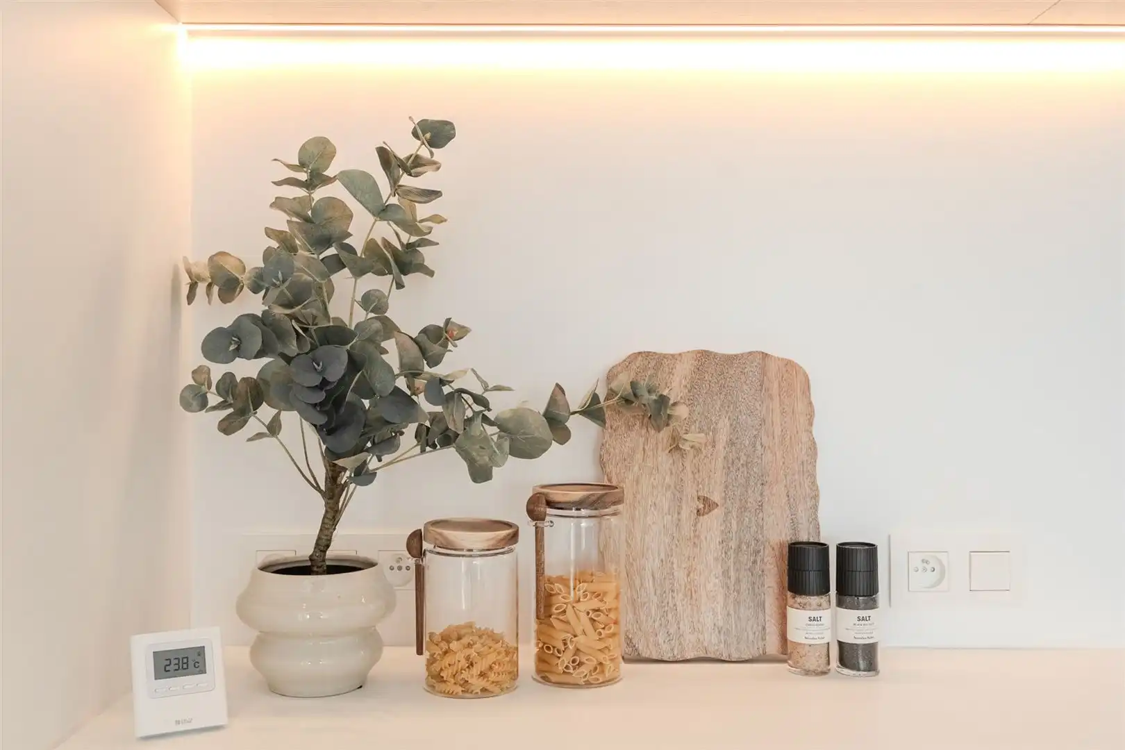 Modern ingericht één slaapkamer appartement foto 17