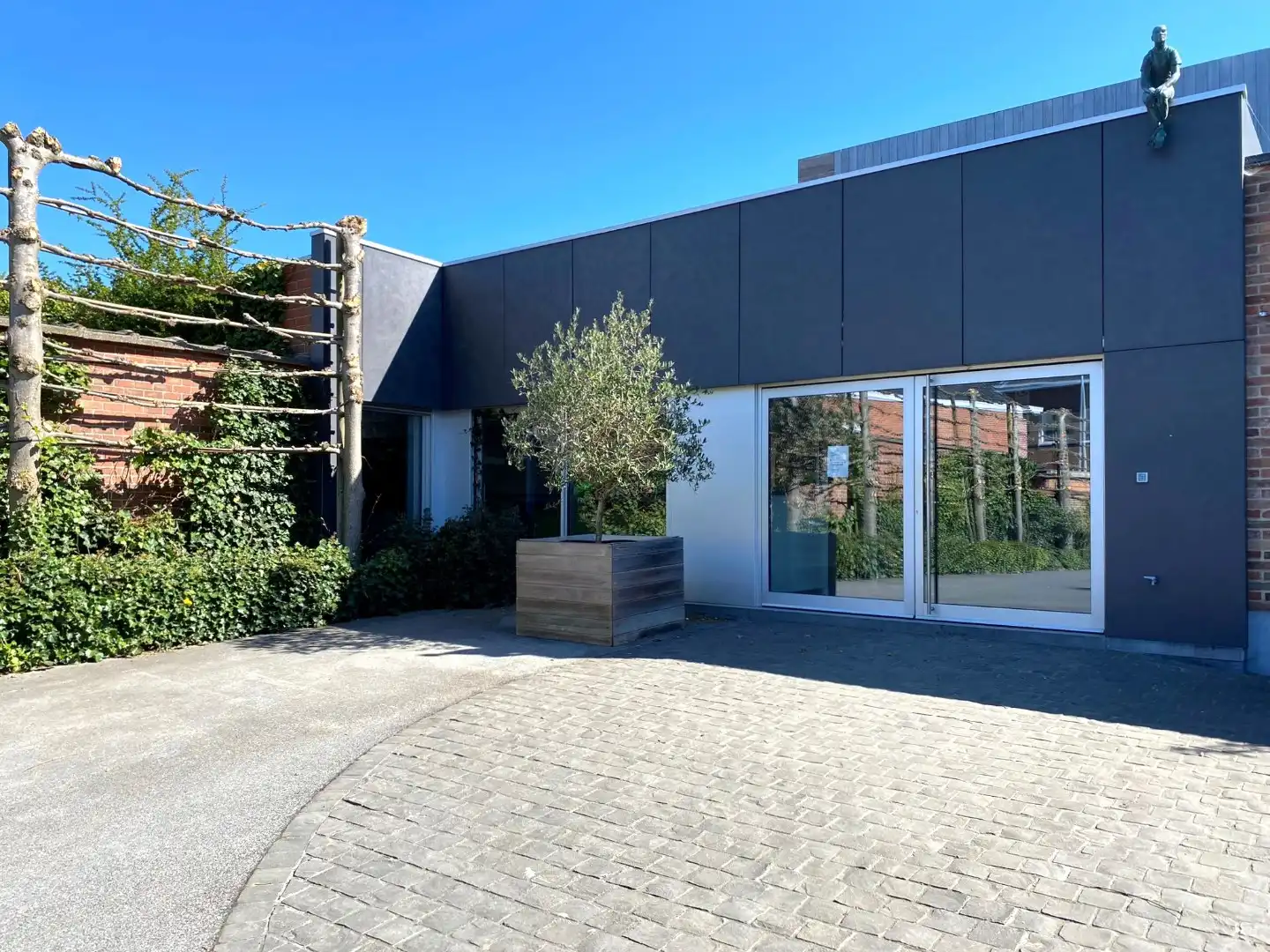 ATELIER MET BUREEL IN HARTJE PITTEM - IDEAAL VOOR DETAILHANDEL! foto {{pictureIndex}}