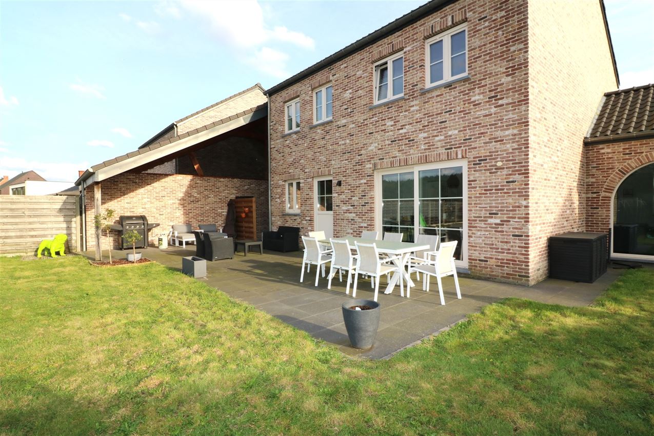Landelijke woning, label B, centraal gelegen nabij bosrijke omgeving  foto {{pictureIndex}}