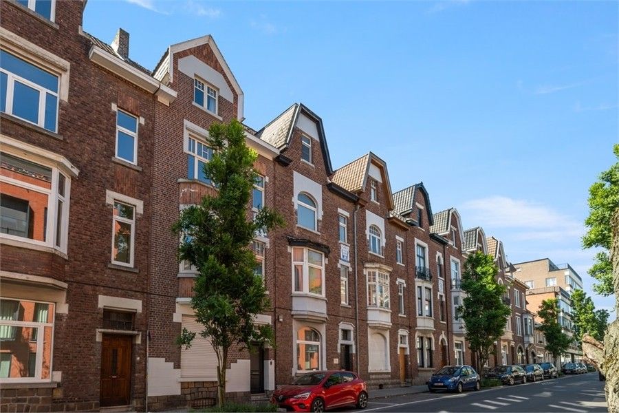 PRACHTIG HERENHUIS MET VEEL CHARME IN HET CENTRUM VAN SINT-TRUIDEN foto 2