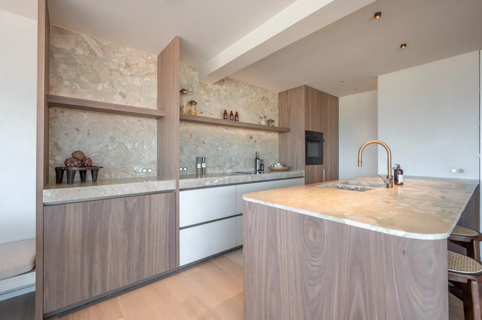 Luxueus gerenoveerd hoekappartement met terrassen en frontaal zeezicht foto 5