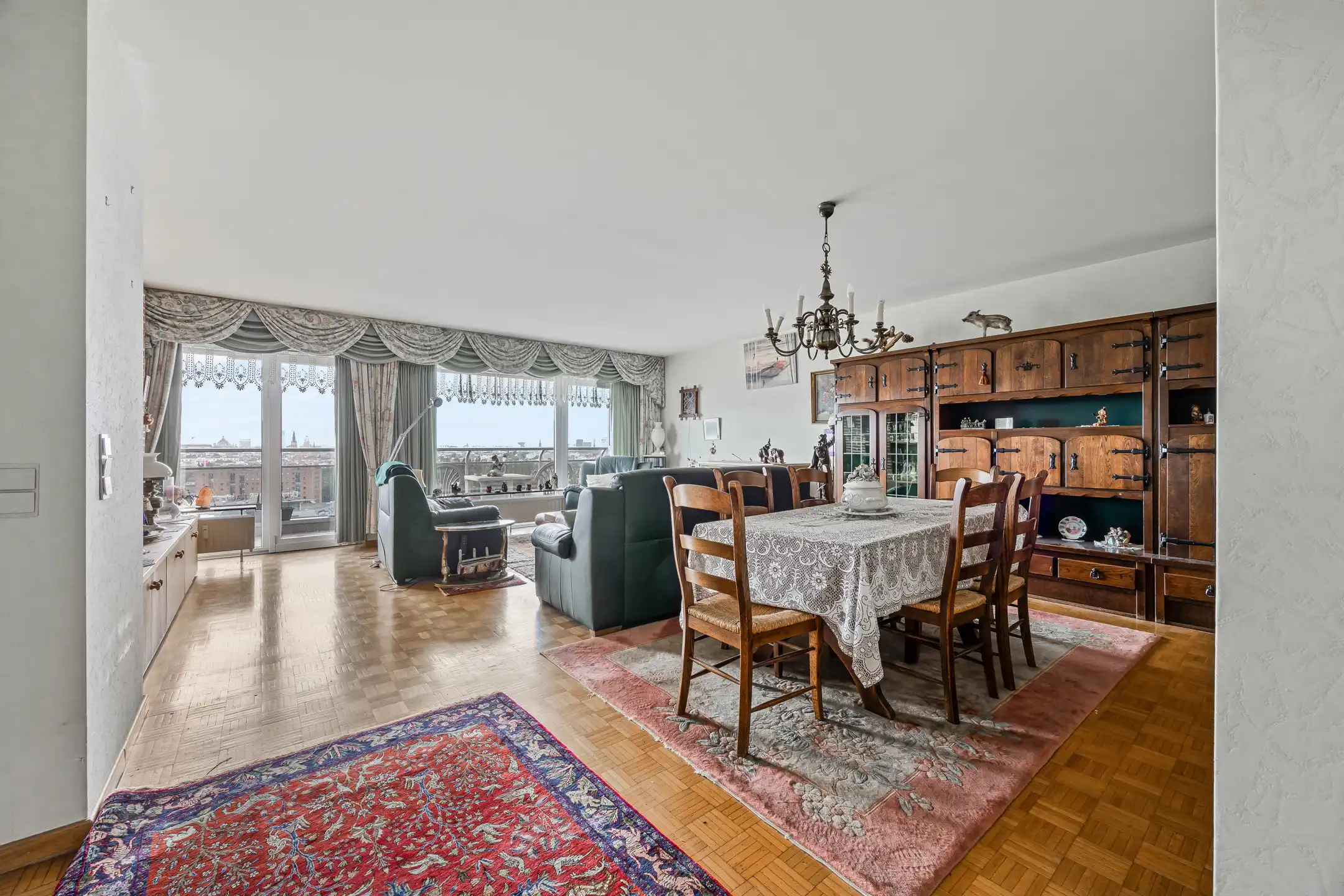 Hoekappartement met veel lichtinval en prachtig zicht, 2 slaapkamers en groot hoekterras en kelder foto 4