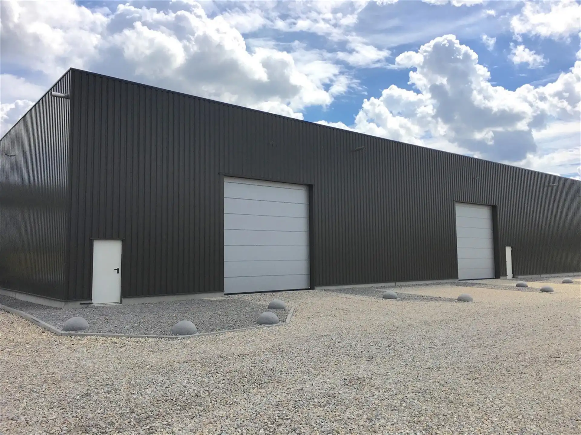 BEDRIJFSGEBOUW VAN 300M² foto {{pictureIndex}}