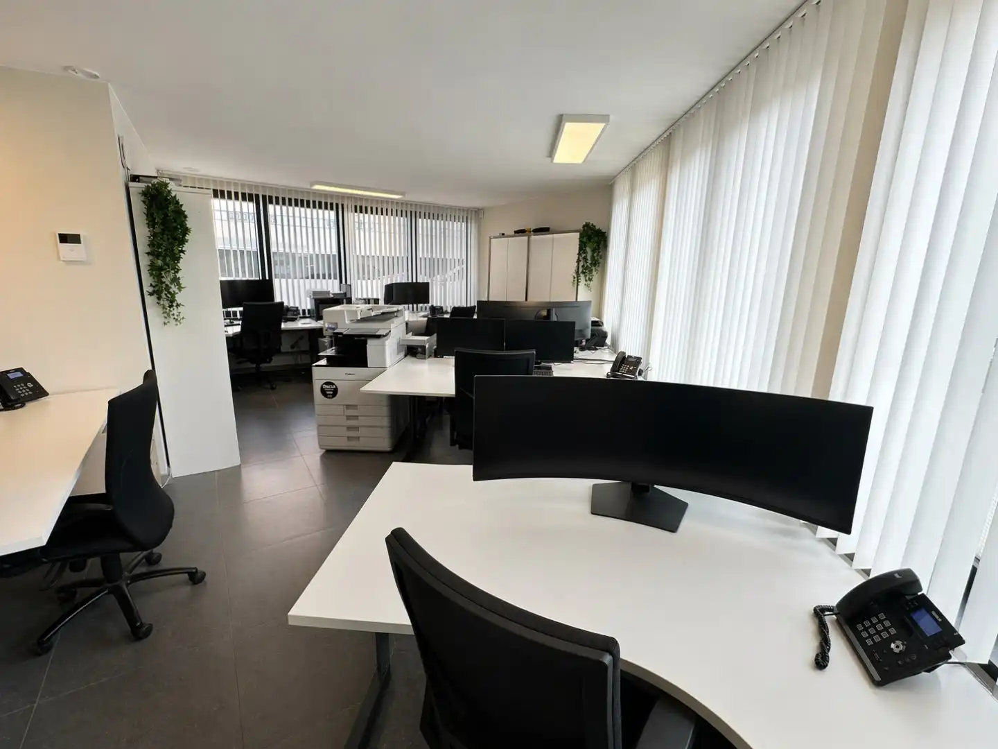 Instapklare kantoorruimte centrum Torhout, unieke kans! foto 3