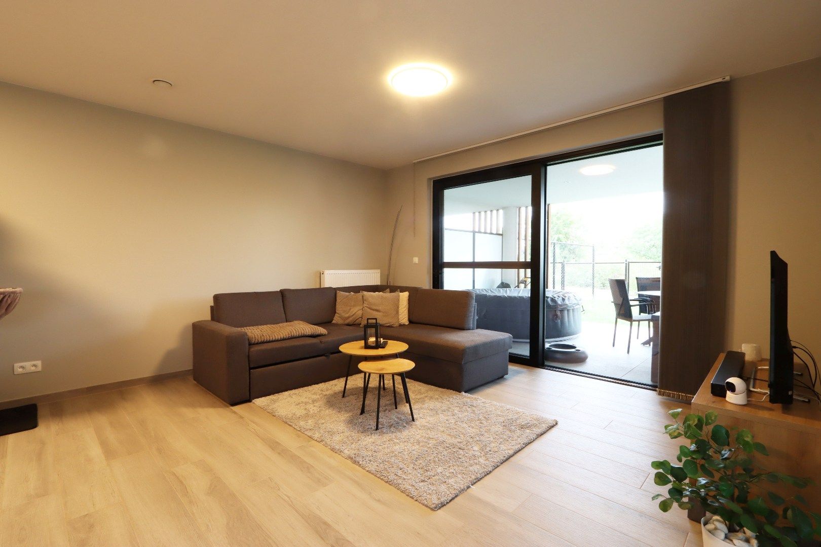 Gelijkvloers appartement met tuintje, terras, autostandplaats en kelderberging in hartje Maaseik  foto 6