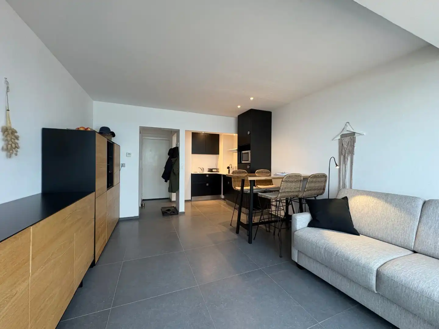 Te koop: gerenoveerde studio met frontaal zeezicht – ideaal als investering* foto 11