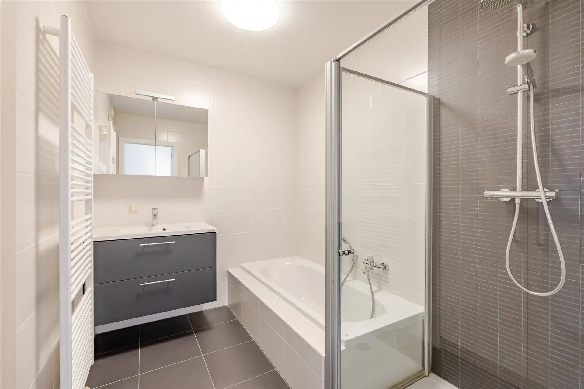 Instapklaar appartement met garagebox, centrum Laarne! foto 14