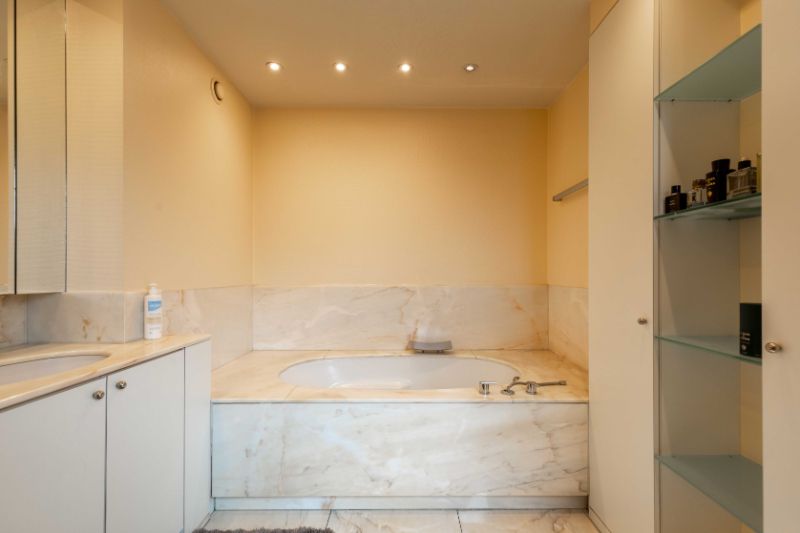 Exclusieve duplex met 2 slaapkamers in hartje van Roeselare. foto 6