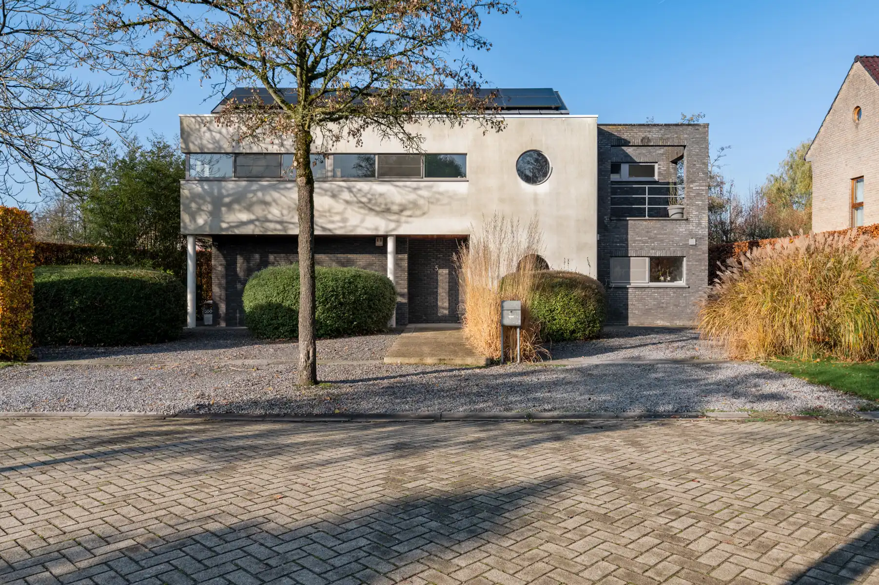 Moderne villa in een doodlopende straat vlakbij het centrum foto {{pictureIndex}}