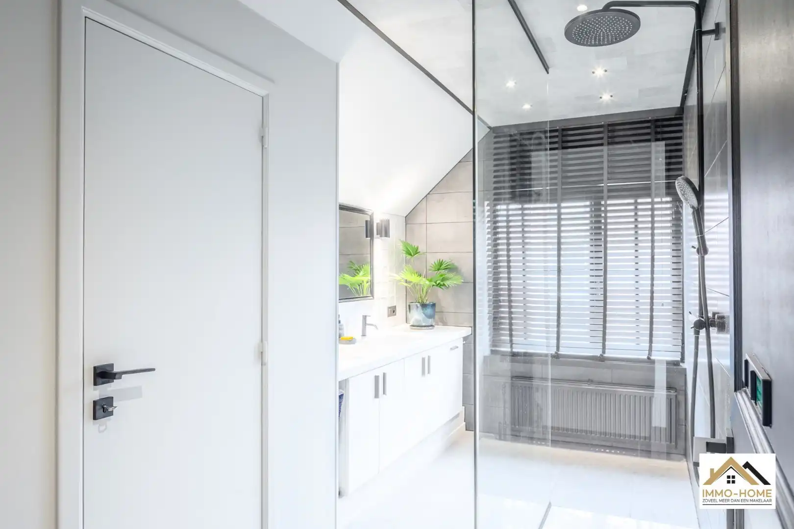 Gerenoveerde ruime gezinswoning met tuin en dubbele garage! foto 22