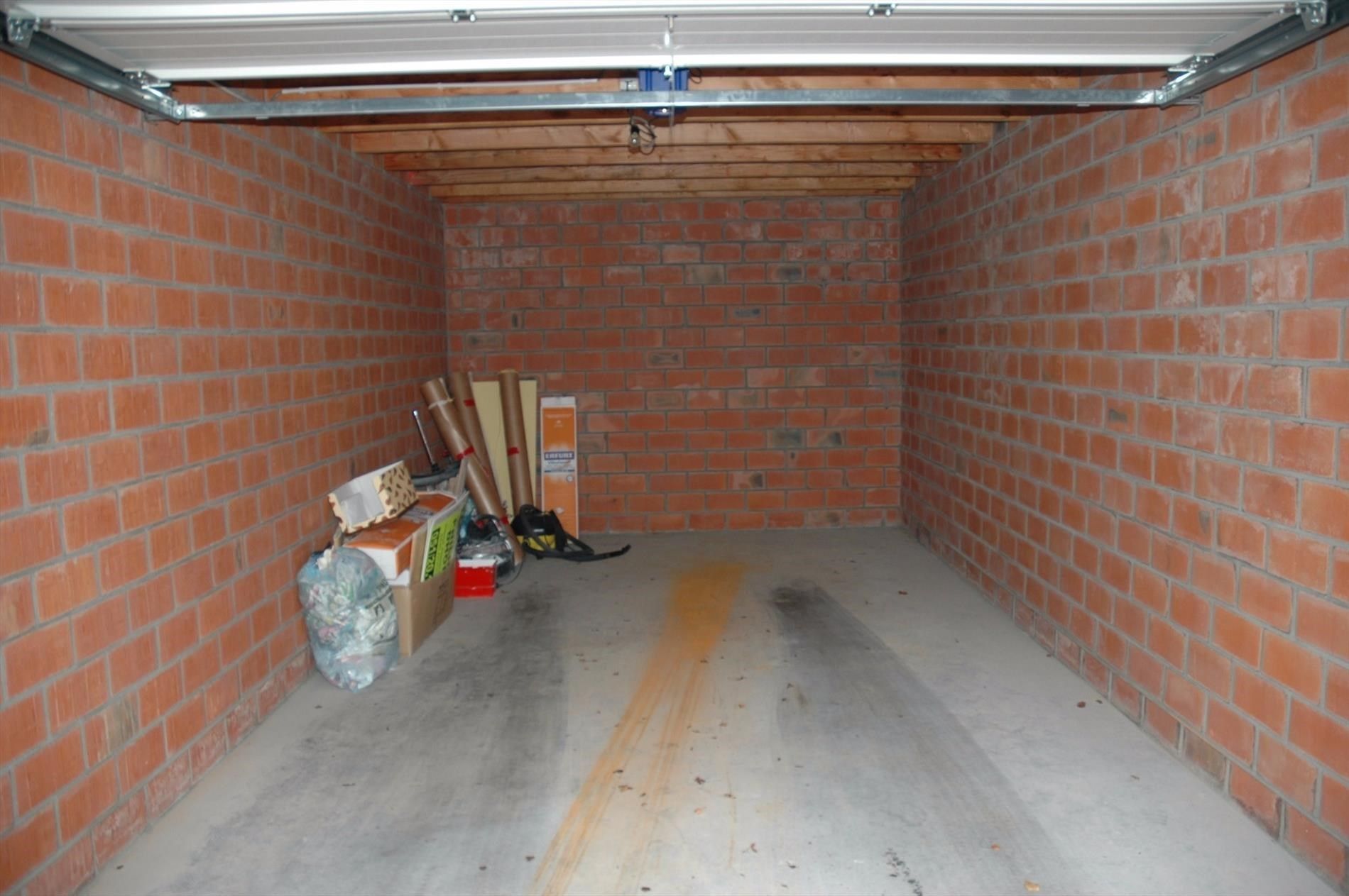 Garage in res. Carolus foto 2