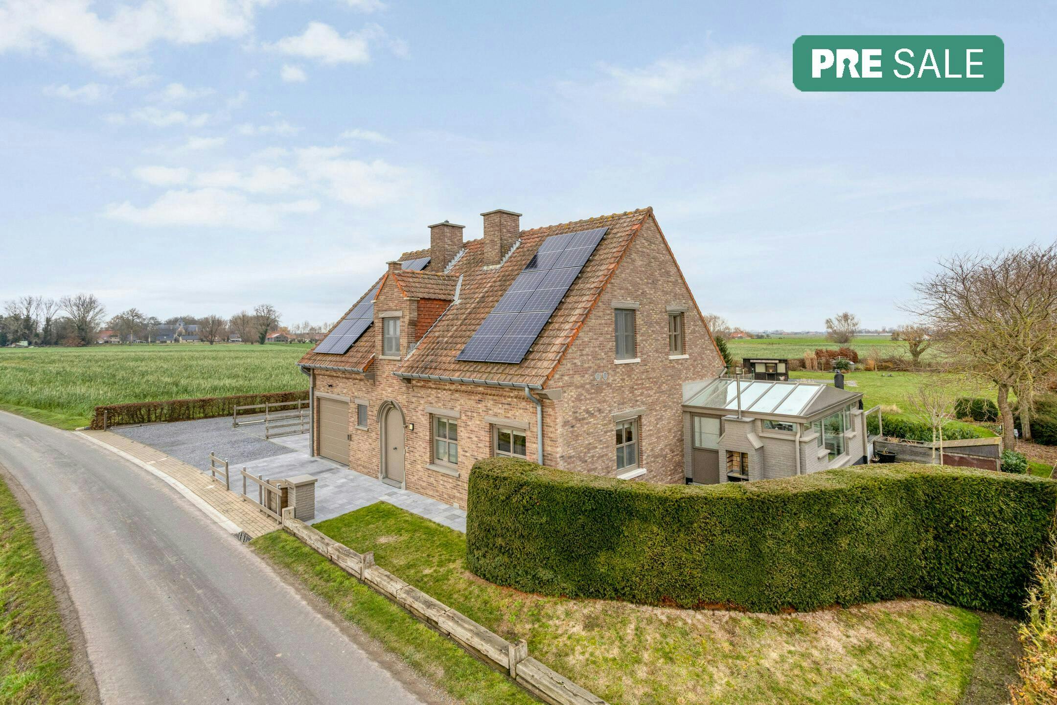 Landelijke woning met 4 slaapkamers op 2.772m² te Beauvoorde. foto {{pictureIndex}}