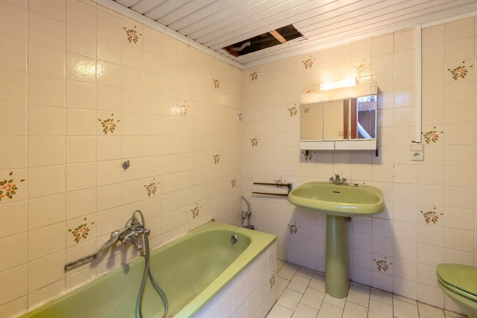 Te renoveren woning met 4 slpk en veel potentieel foto 4