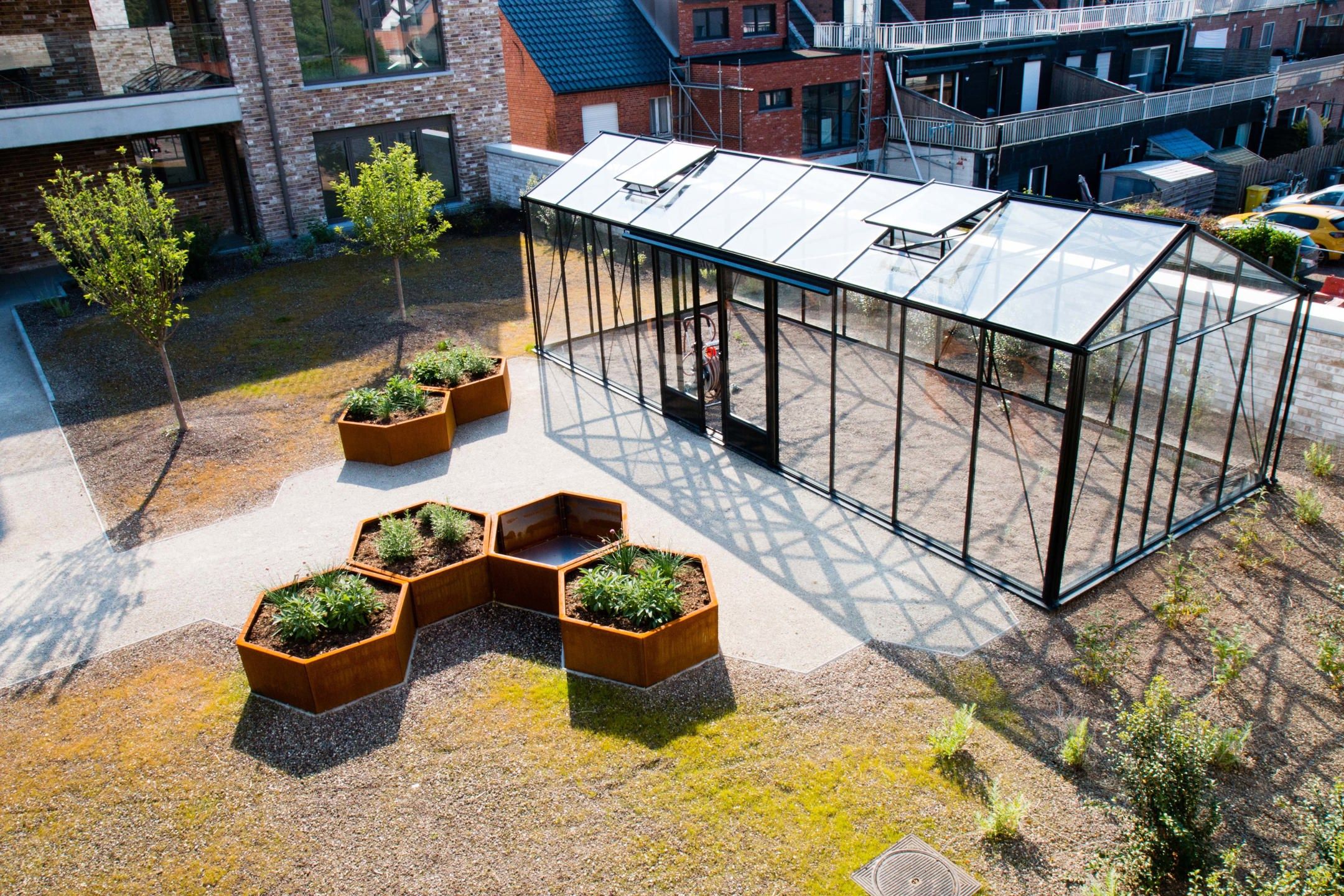 Nieuwbouwappartement - terras met zicht op tuin foto 18