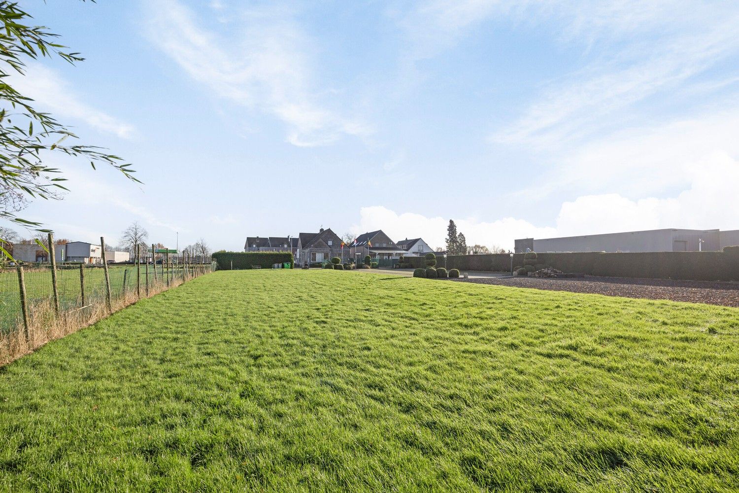 Bedrijfspand met woonst op perceel met commerciële mogelijkheden (ca. 38a) foto 8