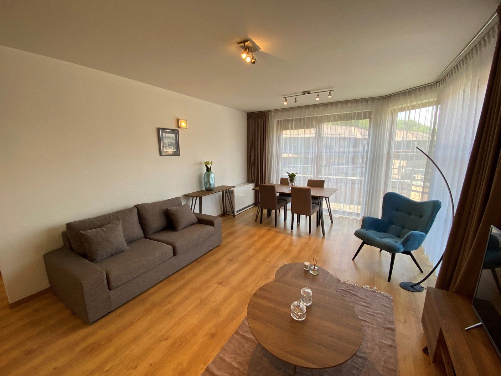 Prachtig gemeubeld appartement 2 kamers met terras.  foto 3