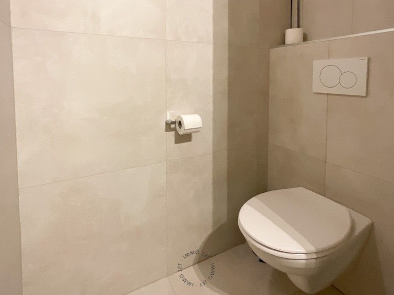 Volledig vernieuwd instapklaar appartement met autostaanplaats in hartje Beveren foto 12