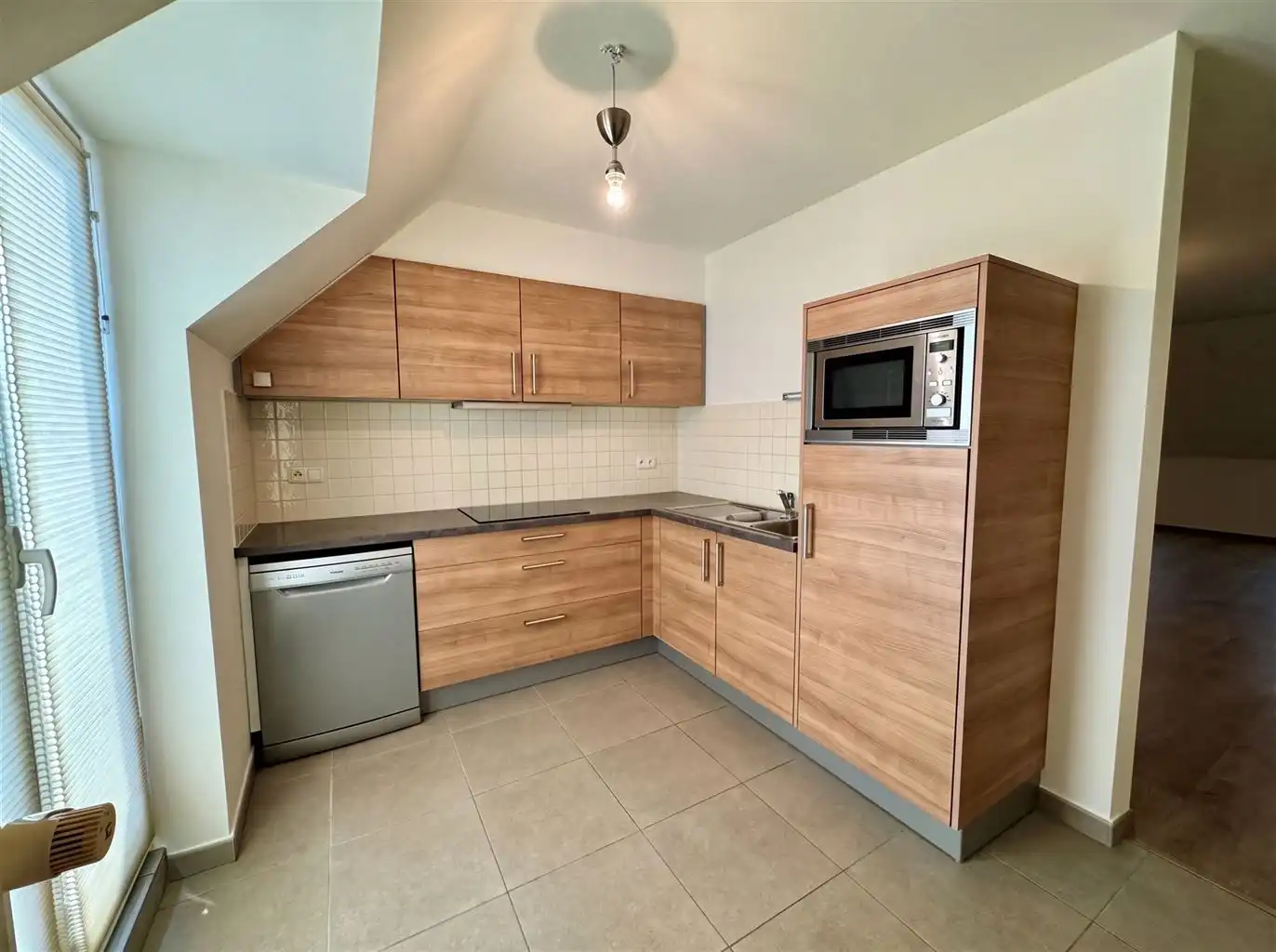 Charmant  2-slaapkamer appartement met 2 terrasjes en afgesloten garagebox, gelegen nabij het centrum van Maaseik.  foto 4