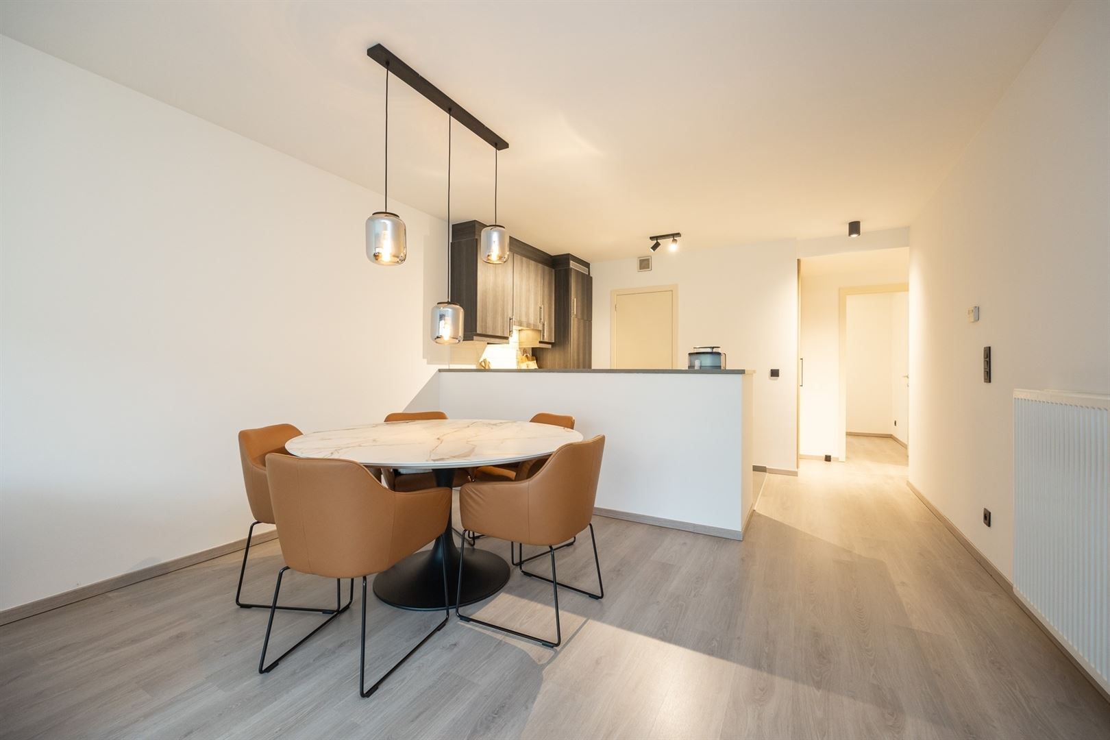 Instapklaar appartement met 2 slaapkamers, terras en autostaanplaats foto 4